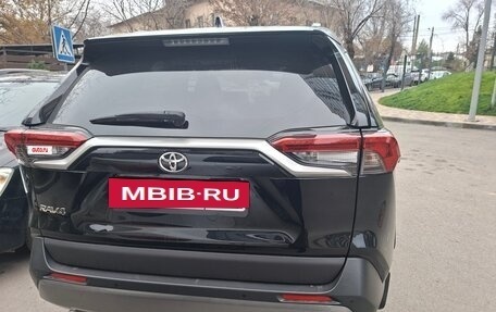 Toyota RAV4, 2021 год, 4 000 000 рублей, 5 фотография