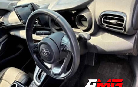 Toyota Yaris Cross, 2022 год, 1 550 000 рублей, 3 фотография