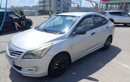 Hyundai Solaris II рестайлинг, 2015 год, 800 000 рублей, 5 фотография