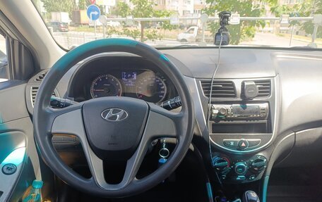 Hyundai Solaris II рестайлинг, 2015 год, 800 000 рублей, 10 фотография