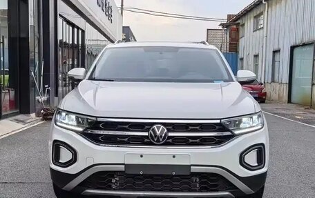 Volkswagen T-Roc I, 2023 год, 1 985 011 рублей, 2 фотография