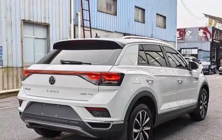 Volkswagen T-Roc I, 2023 год, 1 985 011 рублей, 6 фотография