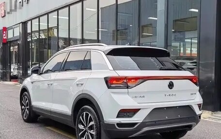 Volkswagen T-Roc I, 2023 год, 1 985 011 рублей, 4 фотография
