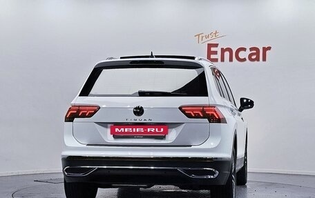 Volkswagen Tiguan II, 2023 год, 3 100 000 рублей, 4 фотография