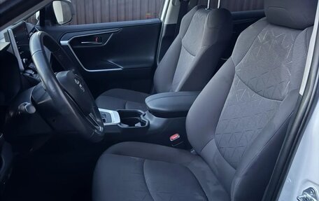 Toyota RAV4, 2021 год, 3 350 000 рублей, 7 фотография