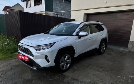 Toyota RAV4, 2021 год, 3 350 000 рублей, 3 фотография