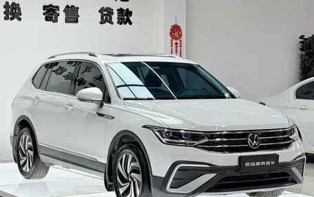 Volkswagen Tiguan II, 2023 год, 2 518 000 рублей, 3 фотография