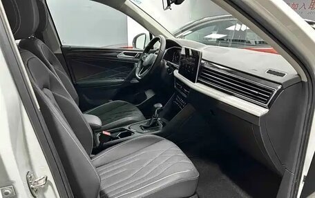 Volkswagen Tiguan II, 2023 год, 2 660 000 рублей, 9 фотография