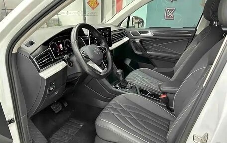 Volkswagen Tiguan II, 2023 год, 2 660 000 рублей, 7 фотография