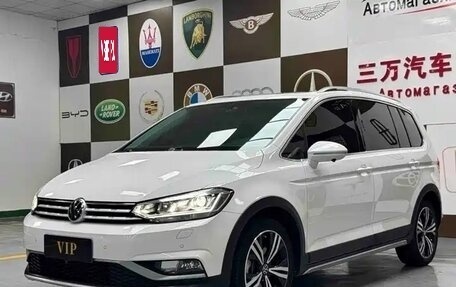 Volkswagen Touran III, 2021 год, 2 358 000 рублей, 1 фотография