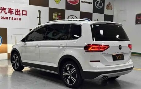 Volkswagen Touran III, 2021 год, 2 358 000 рублей, 6 фотография