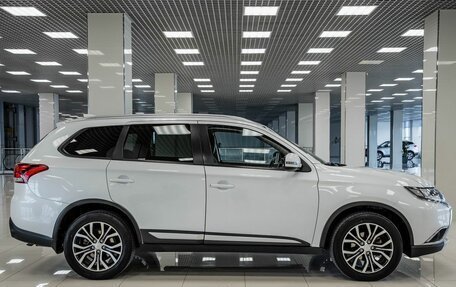 Mitsubishi Outlander III рестайлинг 3, 2017 год, 1 938 000 рублей, 6 фотография
