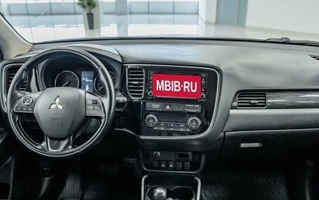 Mitsubishi Outlander III рестайлинг 3, 2017 год, 1 938 000 рублей, 15 фотография