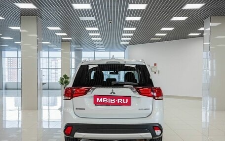 Mitsubishi Outlander III рестайлинг 3, 2017 год, 1 938 000 рублей, 10 фотография