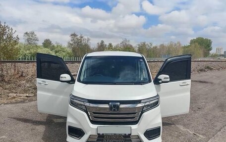 Honda Stepwgn IV, 2021 год, 2 060 000 рублей, 14 фотография