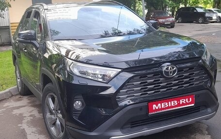 Toyota RAV4, 2021 год, 3 290 000 рублей, 1 фотография