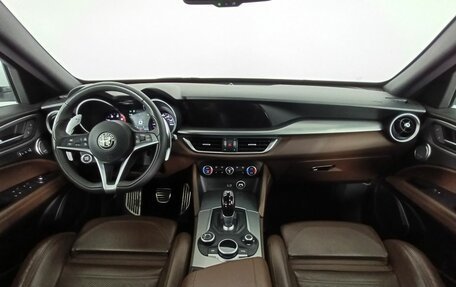Alfa Romeo Stelvio, 2017 год, 3 100 000 рублей, 11 фотография