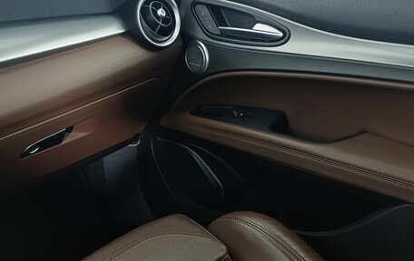 Alfa Romeo Stelvio, 2017 год, 3 100 000 рублей, 15 фотография