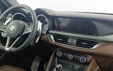 Alfa Romeo Stelvio, 2017 год, 3 100 000 рублей, 12 фотография
