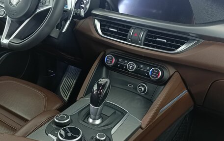 Alfa Romeo Stelvio, 2017 год, 3 100 000 рублей, 14 фотография