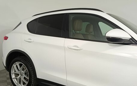 Alfa Romeo Stelvio, 2017 год, 3 100 000 рублей, 24 фотография