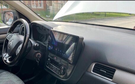 Mitsubishi Outlander III рестайлинг 3, 2016 год, 1 850 000 рублей, 2 фотография