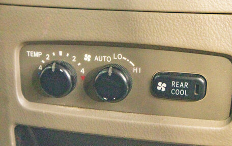 Toyota Land Cruiser Prado 120 рестайлинг, 2004 год, 1 799 000 рублей, 26 фотография
