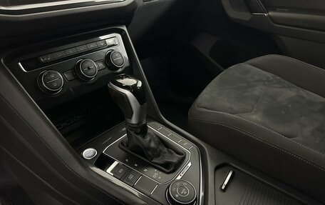 Volkswagen Tiguan II, 2018 год, 2 355 000 рублей, 13 фотография