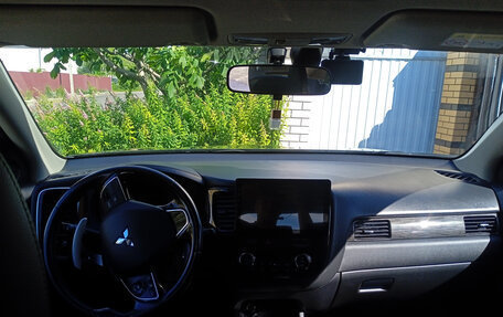 Mitsubishi Outlander III рестайлинг 3, 2016 год, 1 880 000 рублей, 6 фотография
