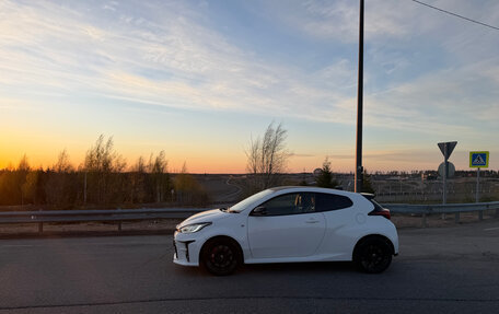 Toyota Yaris, 2021 год, 3 350 000 рублей, 10 фотография