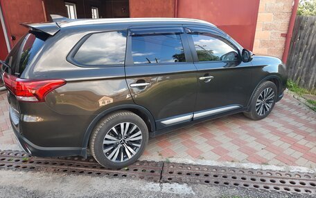 Mitsubishi Outlander III рестайлинг 3, 2018 год, 2 700 000 рублей, 2 фотография
