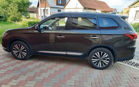 Mitsubishi Outlander III рестайлинг 3, 2018 год, 2 700 000 рублей, 5 фотография