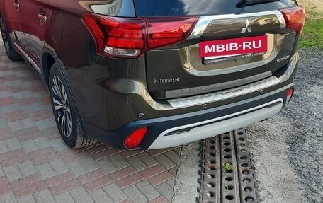 Mitsubishi Outlander III рестайлинг 3, 2018 год, 2 700 000 рублей, 4 фотография