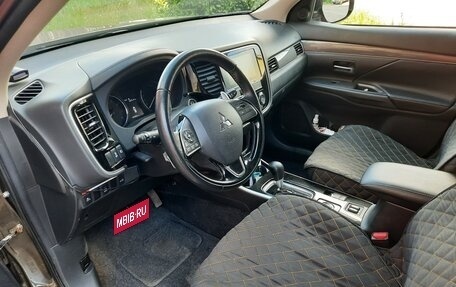 Mitsubishi Outlander III рестайлинг 3, 2018 год, 2 700 000 рублей, 6 фотография