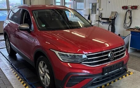 Volkswagen Tiguan II, 2022 год, 2 542 000 рублей, 3 фотография