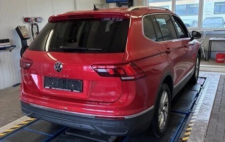 Volkswagen Tiguan II, 2022 год, 2 542 000 рублей, 2 фотография