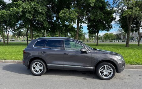 Volkswagen Touareg III, 2011 год, 1 850 000 рублей, 2 фотография