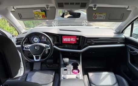 Volkswagen Touareg III, 2018 год, 4 400 000 рублей, 10 фотография