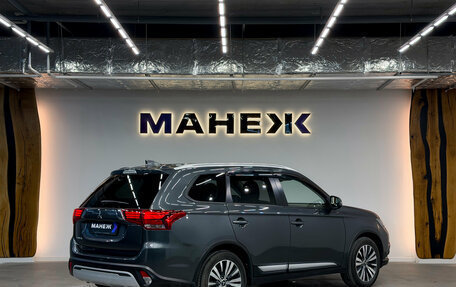Mitsubishi Outlander III рестайлинг 3, 2021 год, 2 200 000 рублей, 6 фотография
