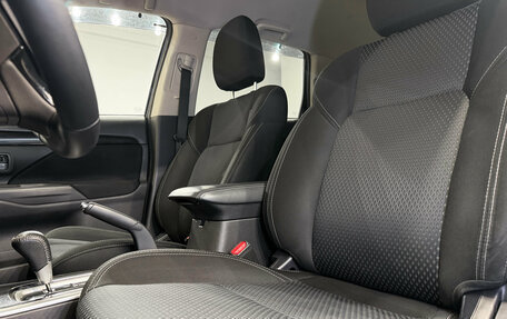 Mitsubishi Outlander III рестайлинг 3, 2021 год, 2 200 000 рублей, 14 фотография