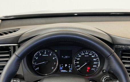Mitsubishi Outlander III рестайлинг 3, 2021 год, 2 200 000 рублей, 9 фотография