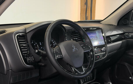 Mitsubishi Outlander III рестайлинг 3, 2021 год, 2 200 000 рублей, 7 фотография