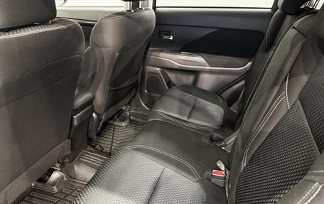 Mitsubishi Outlander III рестайлинг 3, 2021 год, 2 200 000 рублей, 19 фотография