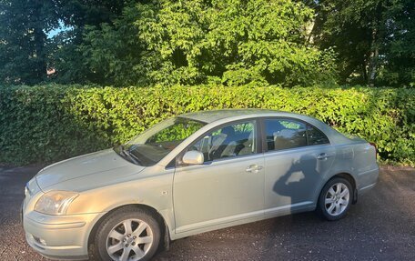 Toyota Avensis III рестайлинг, 2004 год, 925 000 рублей, 1 фотография