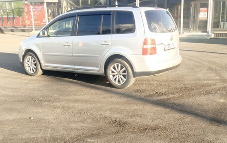 Volkswagen Touran III, 2005 год, 700 000 рублей, 4 фотография