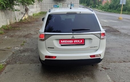 Mitsubishi Outlander III рестайлинг 3, 2013 год, 1 650 000 рублей, 7 фотография