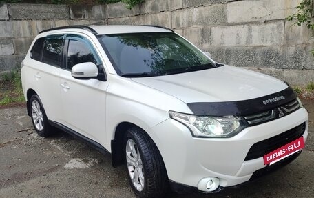 Mitsubishi Outlander III рестайлинг 3, 2013 год, 1 650 000 рублей, 2 фотография