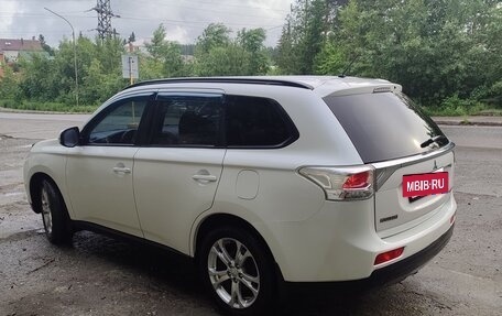 Mitsubishi Outlander III рестайлинг 3, 2013 год, 1 650 000 рублей, 9 фотография