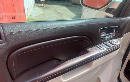 Cadillac Escalade III, 2010 год, 999 000 рублей, 9 фотография