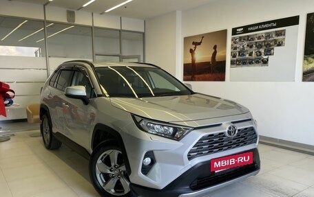Toyota RAV4, 2020 год, 2 430 000 рублей, 3 фотография